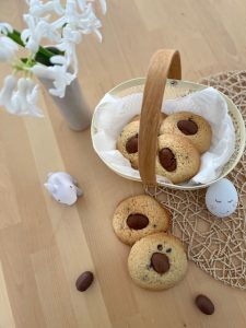 Une douceur sucrée avec des petits œufs tout chocolat pour préparer Pâques, voici de délicieux cookies de Pâques. 